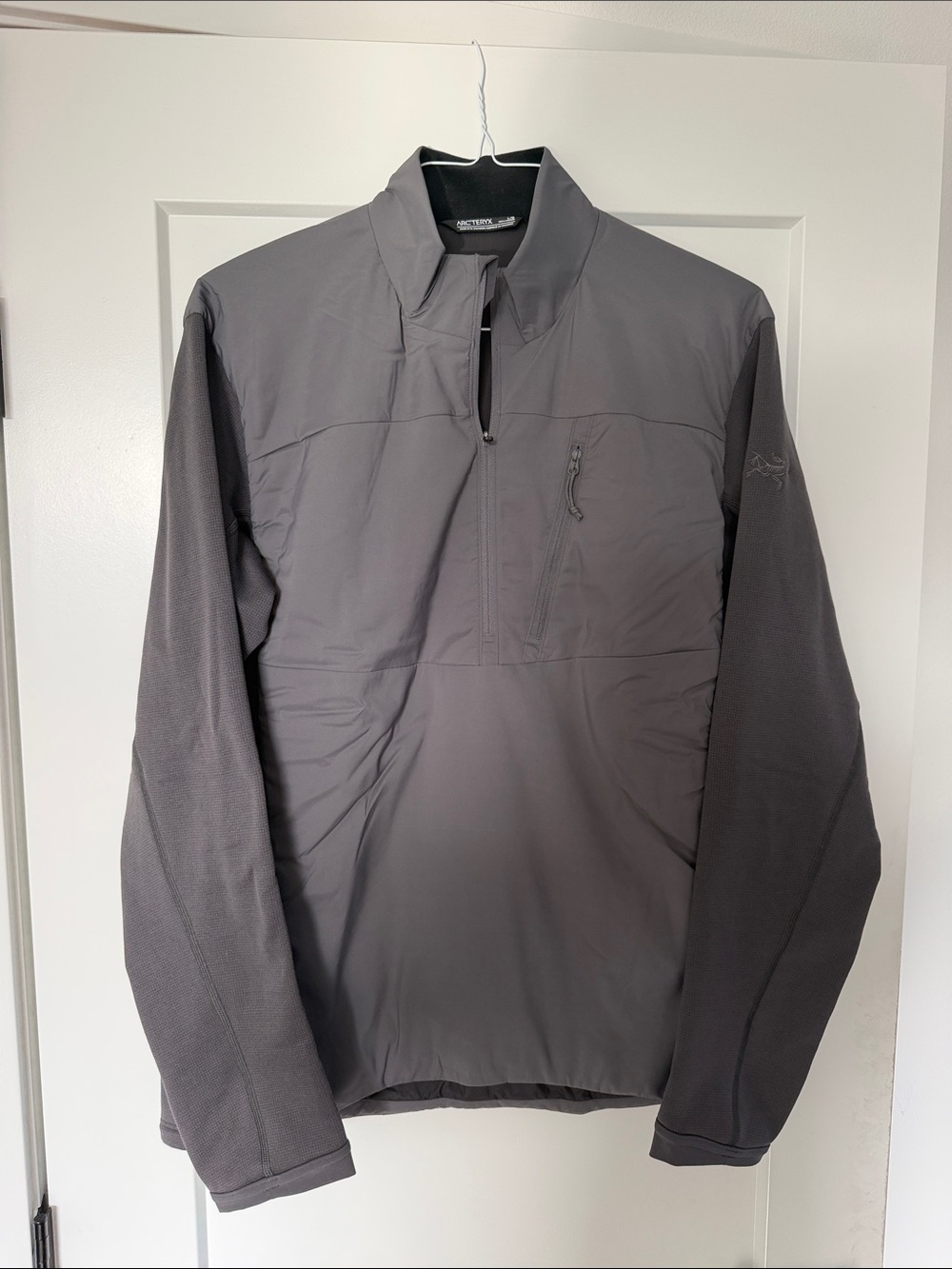 Arc'teryx LEAF Men's Charcoal Gray Lightweight Quarter-Zip Jacket